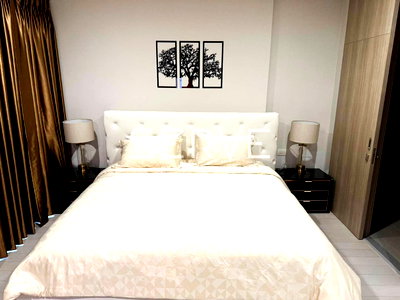 Condos for rent : Studio with Partition High Fl. 10+ Perfect Location Connecting to BTS Phloen Chit at Noble Ploenchit Condo  / For Rent