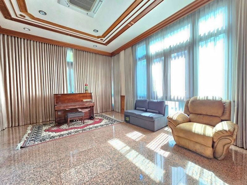 รูป ขายคฤหาสหรู ในเมืองศรีราชา ตกแต่งเฟอร์นิเจอร์ด้วยไม้สัก และ ไม้มะค่าทั้งหลัง - รูปที่ 18/20