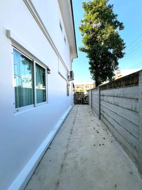 รูป ให้เช่าทาวน์โฮมสองชั้น  3 ห้องนอน 2 ห้องน้ำ 1 ห้องรับแขก 1 ห้องครัว   1  ที่จอดรถ - รูปที่ 16/17