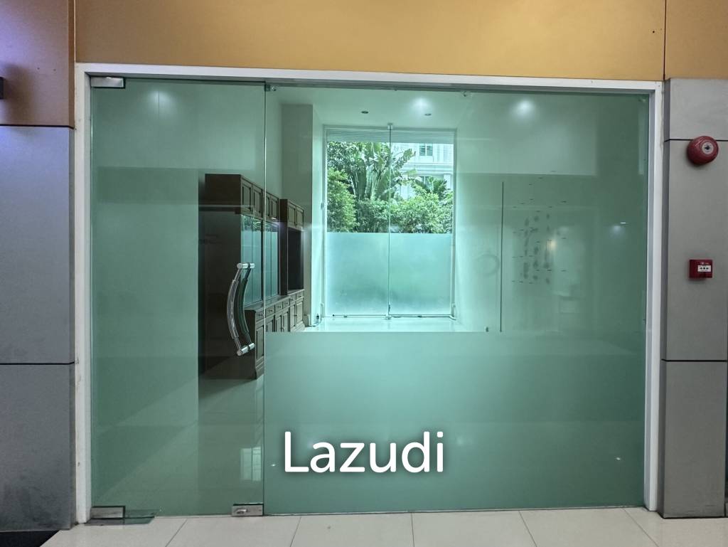 picture 35 sqm Bright Retail Space in Khlong Tan Nuea Watthana Bangkok - 2/2