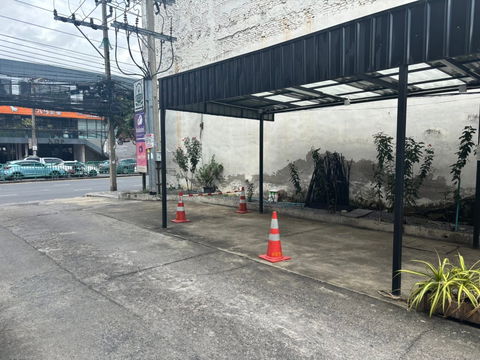 Main-road commercial space for rent! Only 200 meters from Thonglor.