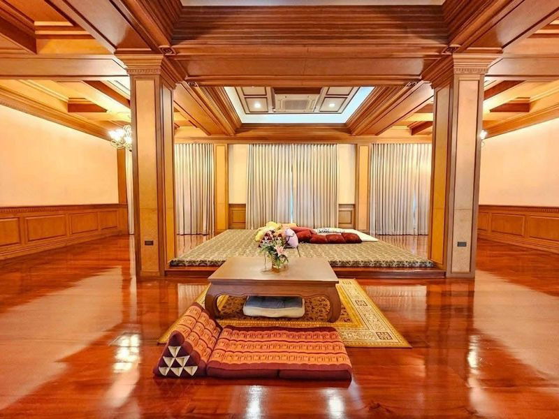 รูป ขายคฤหาสหรู ในเมืองศรีราชา ตกแต่งเฟอร์นิเจอร์ด้วยไม้สัก และ ไม้มะค่าทั้งหลัง - รูปที่ 14/20
