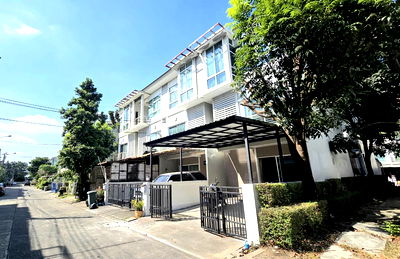 Townhouses for rent ม.นานาชาติแสตมฟอร์ด : For rent: Corner townhouse, 3 stories, near Phatthanakan.