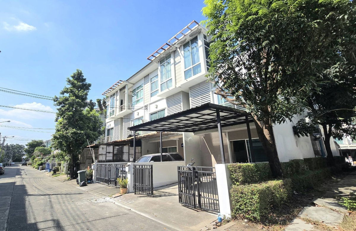 รูป ให้เช่า บ้านหลังมุม* ทาวน์โฮม 3 ชั้น ใกล้พัฒนาการ - รูปที่ 1/8