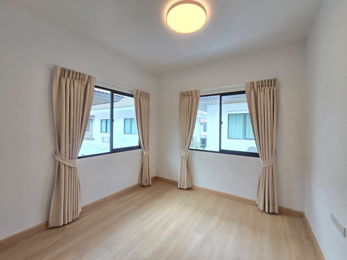 รูป บ้านแฝด ตกแต่งรีโนเวทใหม่ ทำเลดี กว้างขวาง พร้อมเฟอร์ฯสวยๆ หมู่บ้าน พร้อมพัฒน์ไพร์ม ซ.25 ถนนปัญญาเนเชอรัลปาร์ค ปัญญาอินทรา คลองสามวา - รูปที่ 37/44