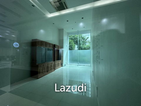 35 sqm Bright Retail Space in Khlong Tan Nuea Watthana Bangkok
