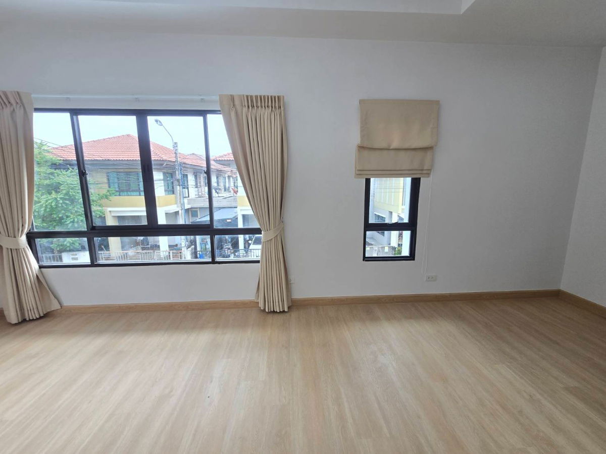 รูป บ้านแฝด ตกแต่งรีโนเวทใหม่ ทำเลดี กว้างขวาง พร้อมเฟอร์ฯสวยๆ หมู่บ้าน พร้อมพัฒน์ไพร์ม ซ.25 ถนนปัญญาเนเชอรัลปาร์ค ปัญญาอินทรา คลองสามวา - รูปที่ 31/44