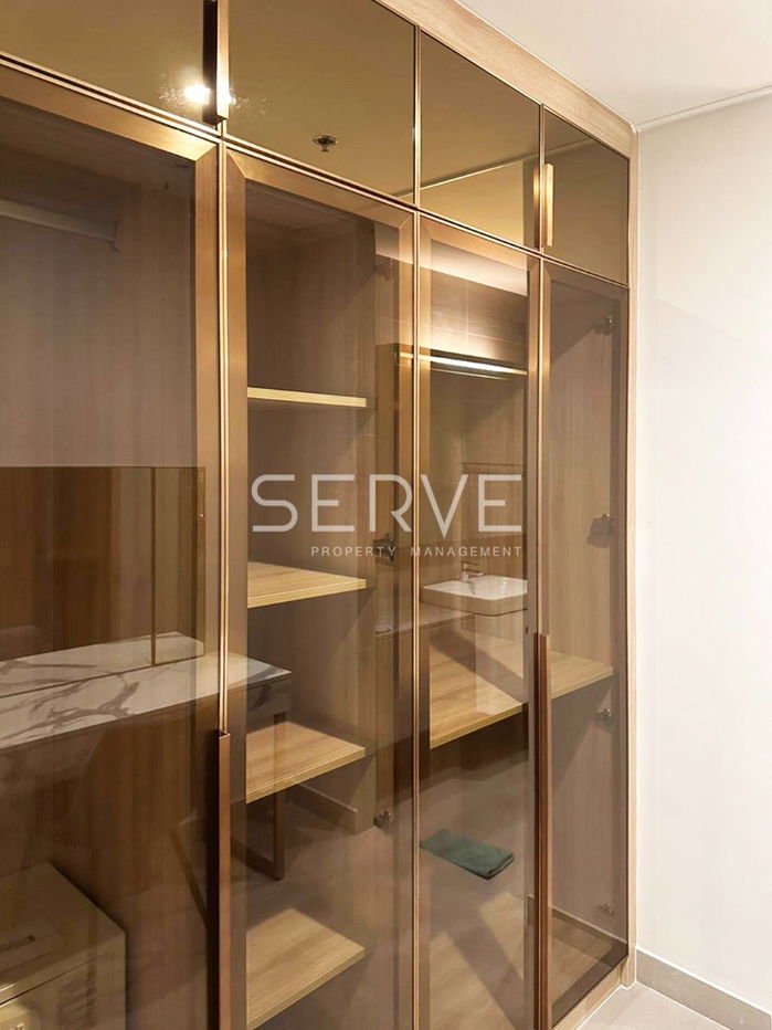 รูป สตูดิโอ กั้นห้องเป็นสัดส่วน ชั้นสูง 10+ บนสุดยอดทำเล คอนโดเชื่อมต่อเข้า BTS เพลินจิต ที่คอนโด Noble Ploenchit / ให้เช่าคอนโด - รูปที่ 3/8