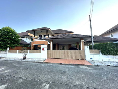 ให้เช่าบ้านเดี่ยวสองชั้น 4 ห้องนอน 3 ห้องน้ำ 1 ห้องครัว 2 ที่จอดรถ