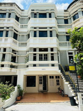 Townhome for rent, Sukhumvit 31, Asok Phromphong, affordable price. Interested? Line: @951qfbfi