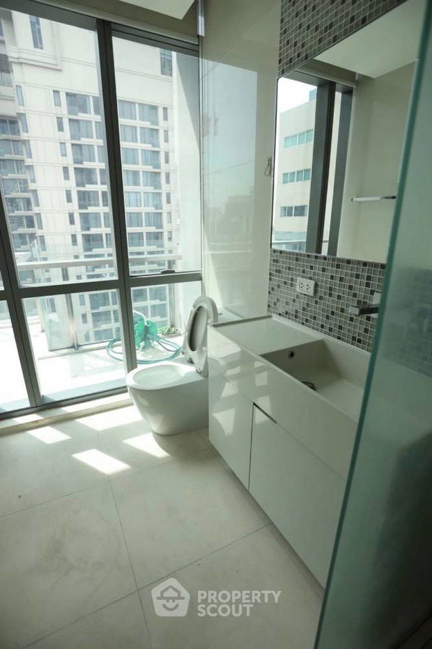 รูป คอนโด 2-ห้องนอน ที่ เดอะ รูม สุขุมวิท 21 ใกล้ MRT สุขุมวิท (ID 2475643) - รูปที่ 10/11