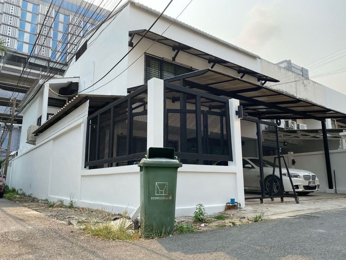 picture 🏡 For Sale: 2-Storey Early Ladprao Area ✨ Corner unit – Near MRT Ladprao 📍 Excellent location, with easy access to Ladprao / Ratchada / Vibhavadi - 1/18