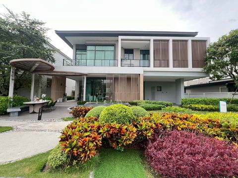 Large detached house in a prime location in Bangna, Bangkok Boulevard Bangna KM.5.
