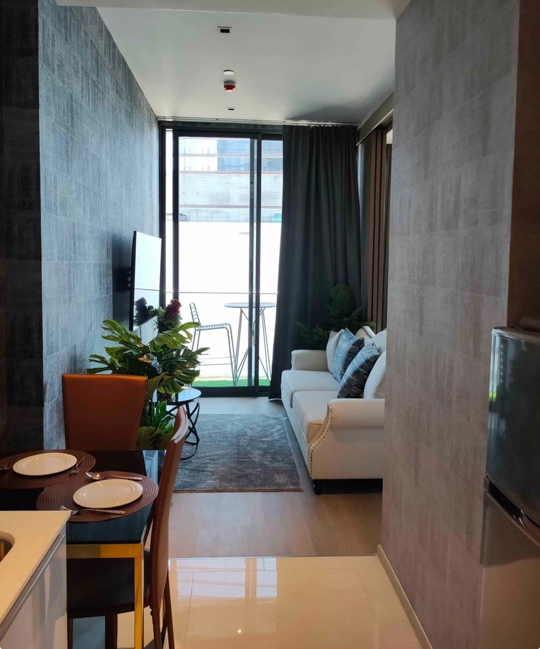 picture Ashton Silom - 2/11