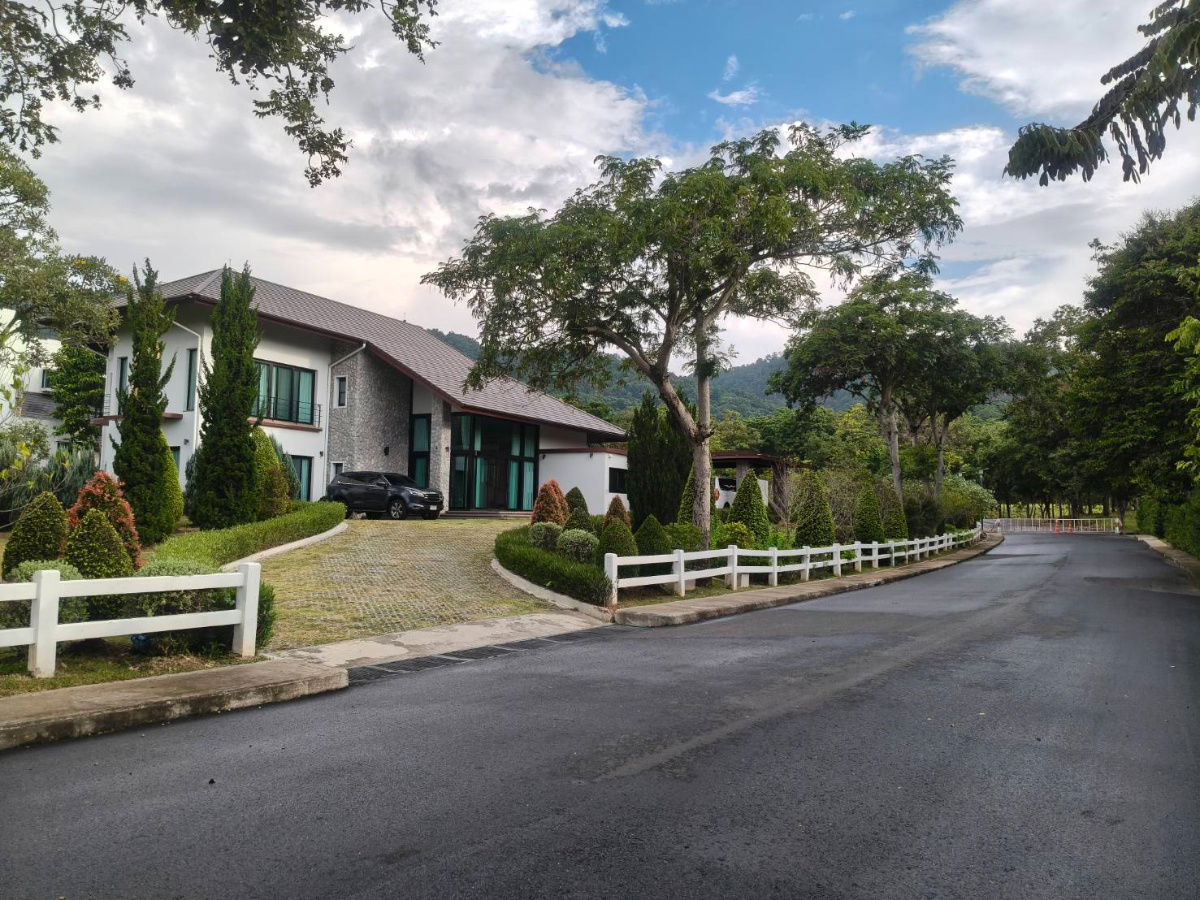 รูป ขายบ้านเขาใหญ่ หมูสี ปากช่อง ใกล้อุทยานแห่งชาติเขาใหญ่ บ้านพักตากอากาศใกล้เขา วิวเขาสวย ที่ดิน 1.5 ไร่ ในโครงการบนถนนธนะรัชต์ ติดอุทยาน 0879074045 - รูปที่ 1/10