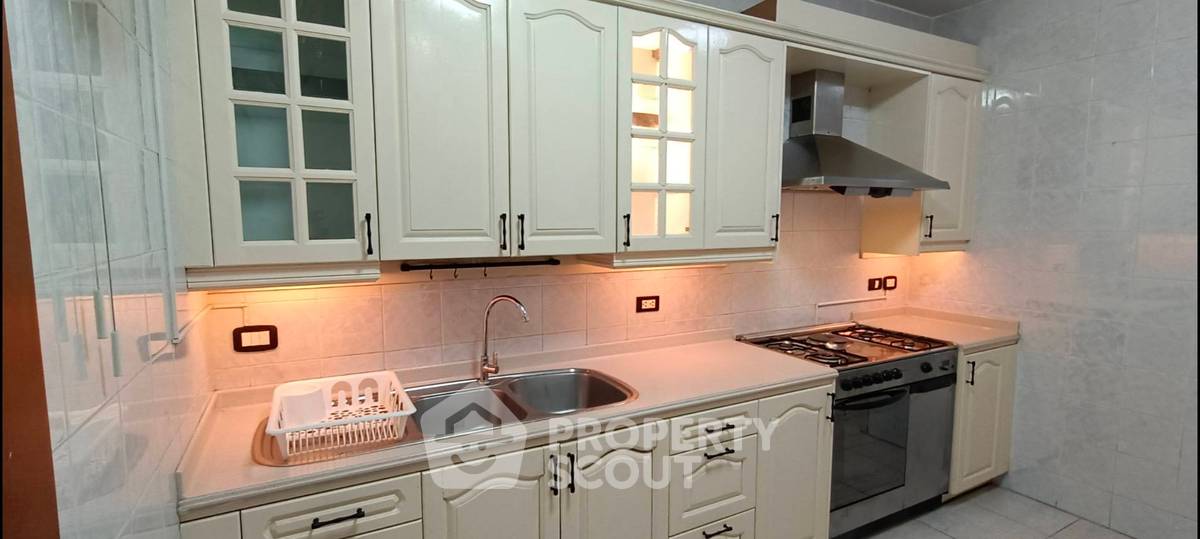 picture 3-BR Condo at Baan Prida Condominium near BTS Nana (ID 2471763) - 4/12