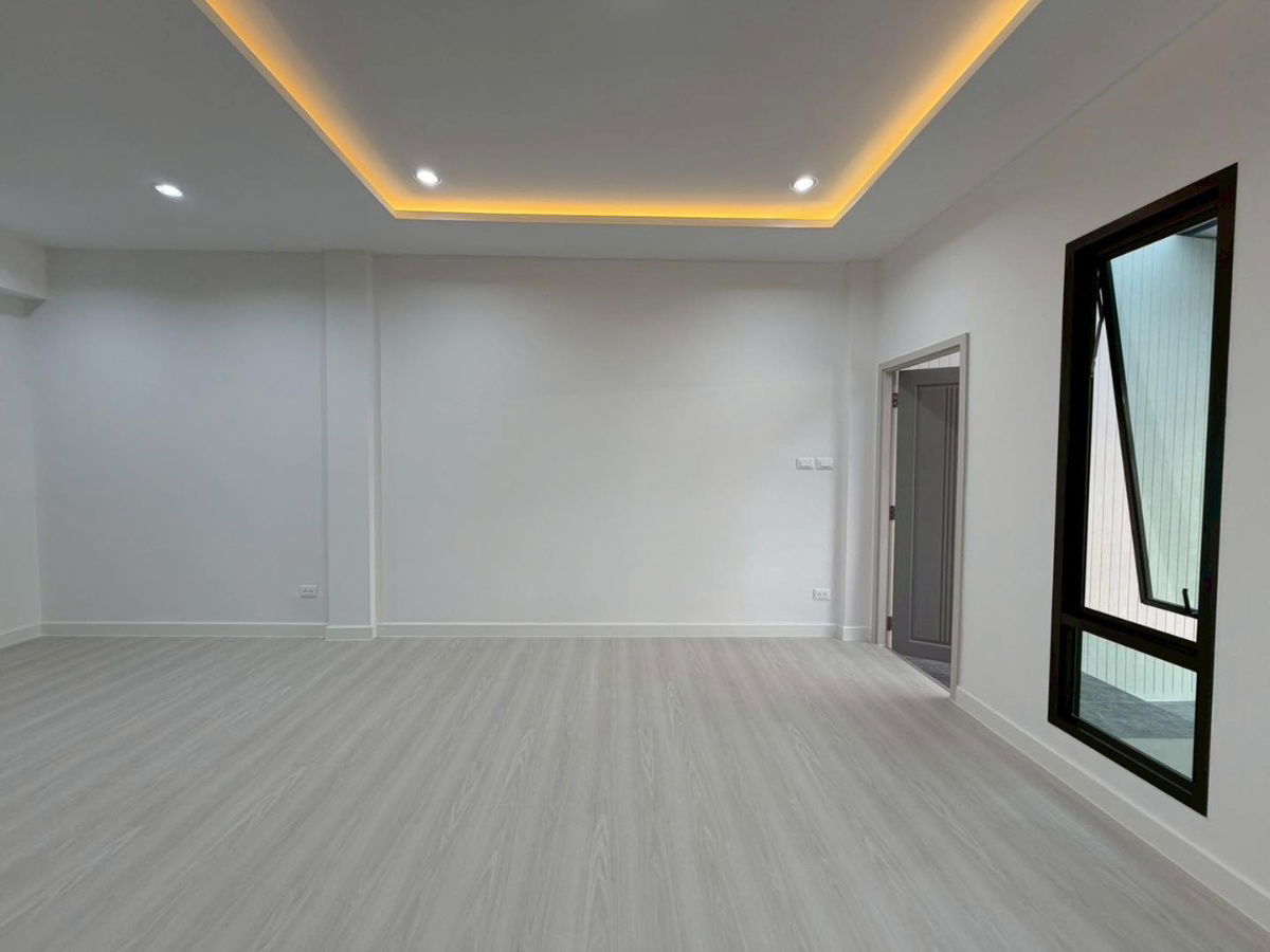 picture S958 ❤️ Bargain! 3-story split-level townhome — Soi Nak Niwas 37 (Chokchai 4), near MRT Ladprao. Only 4.49 M THB. Special offer: Free transfer fees. - 6/33