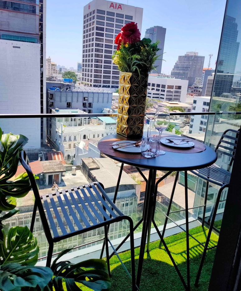 picture Ashton Silom - 10/11