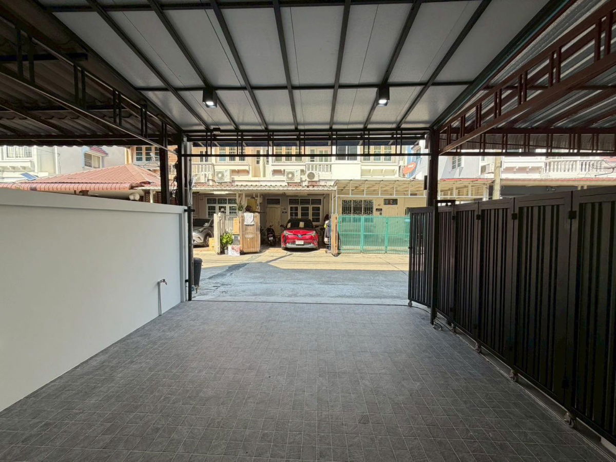 picture S958 ❤️ Bargain! 3-story split-level townhome — Soi Nak Niwas 37 (Chokchai 4), near MRT Ladprao. Only 4.49 M THB. Special offer: Free transfer fees. - 4/33