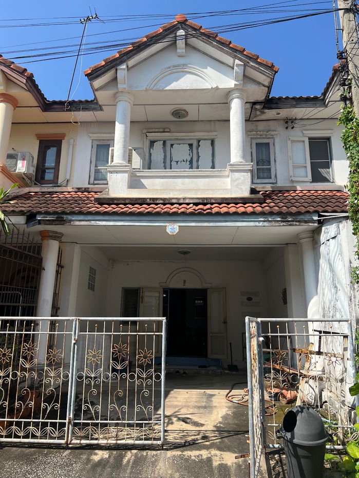 picture Two-Story Townhouse, Kanda Rama 2 Village, Samut Sakhon Best price! Worth buying to renovate for personal use or for profit from resale - 1/17