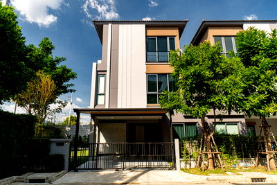 เช่าบ้านแฝด เขตคันนายาว : เช่า บ้านกลางเมือง The Edition ศรีนครินทร์ สวนหลวง แปลงริม 4 นอน บ้านใหม่ ใกล้เมกาบางนา