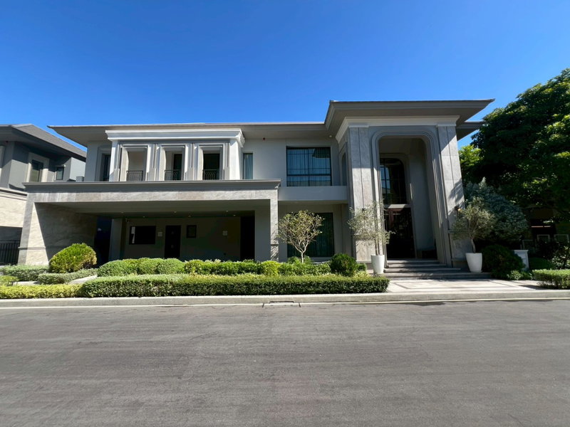 ขายบ้านเดี่ยว :  คฤหาสน์หรู 2 ชั้น กับโครงการ GRAND BANGKOK BOULEVARD State BANGNA  ให้คุณพักผ่อนและผ่อนคลาย ด้วยพื้นที่และสวนส่วนกลางขนาดใหญ่ 