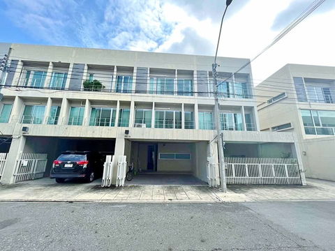 เดอะไนน์ พระราม 9 1.2 กม. พัฒนาการ18-26 พระราม9 ARL รามคำแหง 1.8 กม. ให้เช่าทาวน์โฮม 3 ชั้น 3 นอน 3 น้ำ