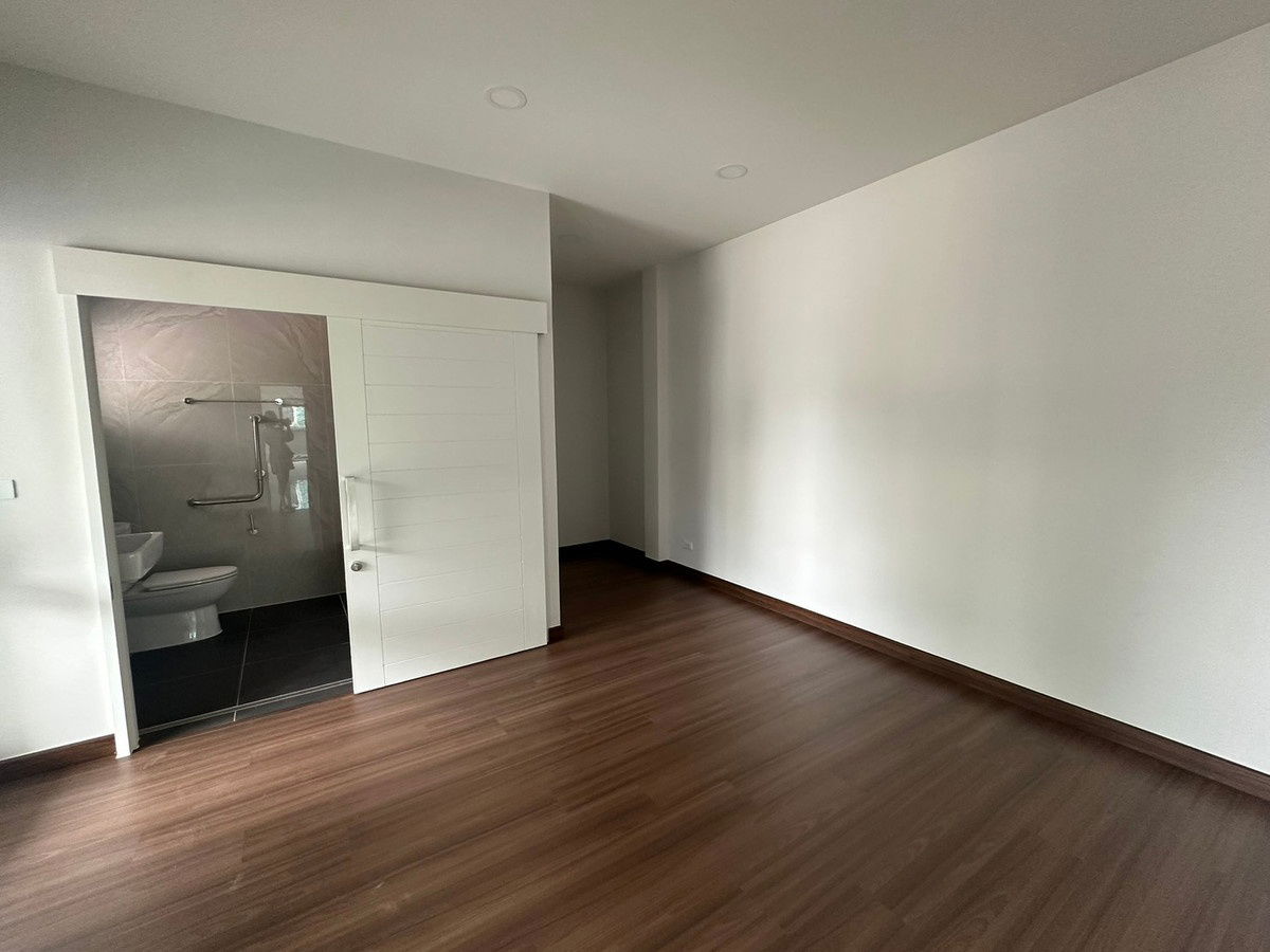 รูป 🏡 Luxury Single House ✨ ชั้นนำของโครงการ – 📏 แปลงใหญ่พิเศษ 🌳 ติดสวน 🏡 พร้อม Smart Home ทั้งหลัง - รูปที่ 15/20