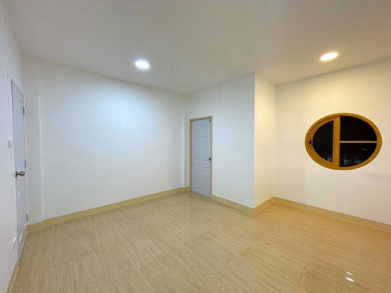 รูป ขายทาวน์เฮ้าส์ 2 ชั้น หมู่บ้านรัตนาวดี บางบัวทอง พื้นที่ 16.1 ตารางวา 2 ห้องนอน 2 ห้องน้ำ ตกแต่งใหม่พร้อมอยู่ - รูปที่ 5/11