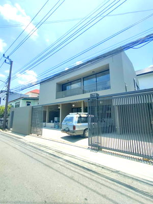 เช่าบ้านเดี่ยว วิทยาลัยเสนาธิการทหาร : บ้านใกล้รถไฟฟ้า AH380 ให้เช่าบ้านเช่าสุทธิสาร — บ้านเดี่ยวสร้างใหม่ 2 ชั้น 4 ห้องนอน ใกล้ MRT สุทธิสาร