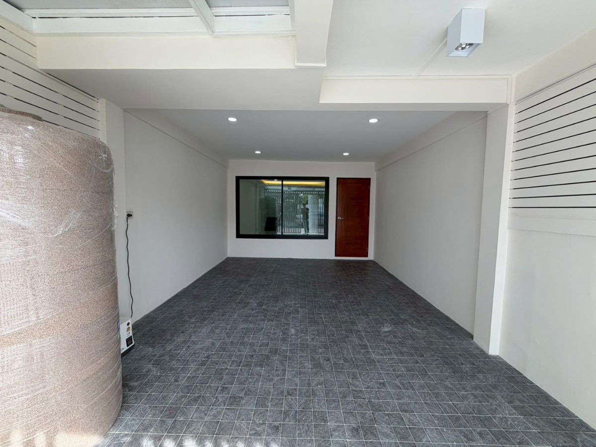 picture S959 🏠 For Sale: 2-story townhouse in a great location, Soi Senanikom 1, near Major Ratchayothin. Selling price: only 4.29 million baht. - 8/46