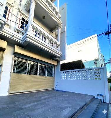 เช่าทาวน์โฮม รามคำแหง 43/1 : Townhouse for rent near MRT Huai Khwang (SPSAD3714)