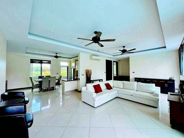 รูป ฟลาวเวอร์แลนด์ พัทยา 3.6กม. ให้เช่า พูลวิลล่า 4นอน สยามคันทรี คลับ โรลลิ่ง ฮิลล์ 3กม. ฝั่งข้ามทางรถไฟ ทุ่งกลม-ตาลหมัน 63ตร.วา. - รูปที่ 3/8