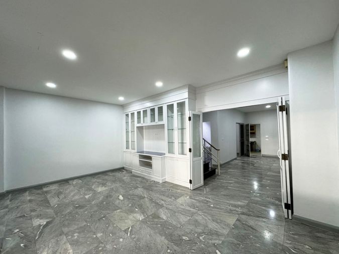 5-bed townhouse for sale, 300 sqm, 31.5 sq wah, Varathorn Ville Pattanakarn 44