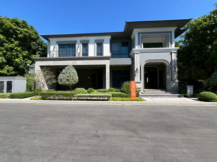 A luxurious two-story mansion in the GRAND BANGKOK BOULEVARD State BANGNA project offers you relaxation and tranquility.