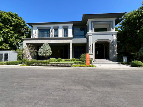 A luxurious two-story mansion in the GRAND BANGKOK BOULEVARD State BANGNA project offers you relaxation and tranquility.