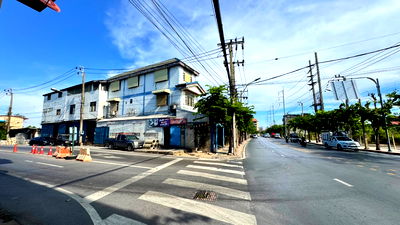 Shophouses for rent King Mongkut University Of Technology Thonburi : Three-story commercial building with warehouse for rent, over 52.8 square wa  Located at the corner of Pracha Uthit main road 