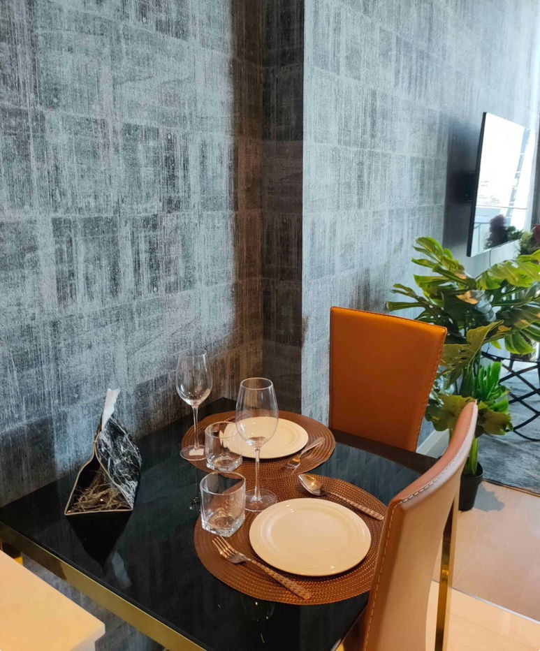 picture Ashton Silom - 3/11