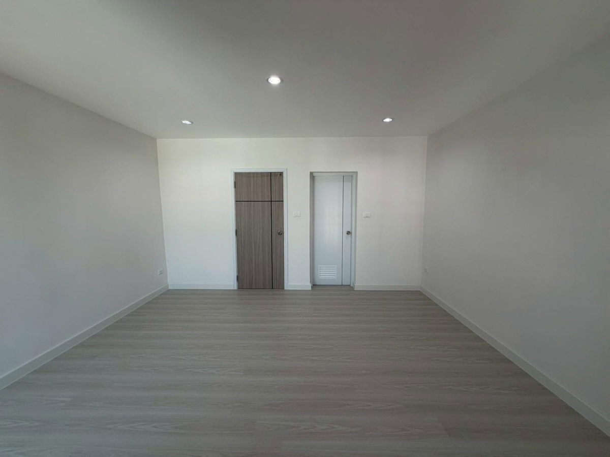 picture S958 ❤️ Bargain! 3-story split-level townhome — Soi Nak Niwas 37 (Chokchai 4), near MRT Ladprao. Only 4.49 M THB. Special offer: Free transfer fees. - 32/33