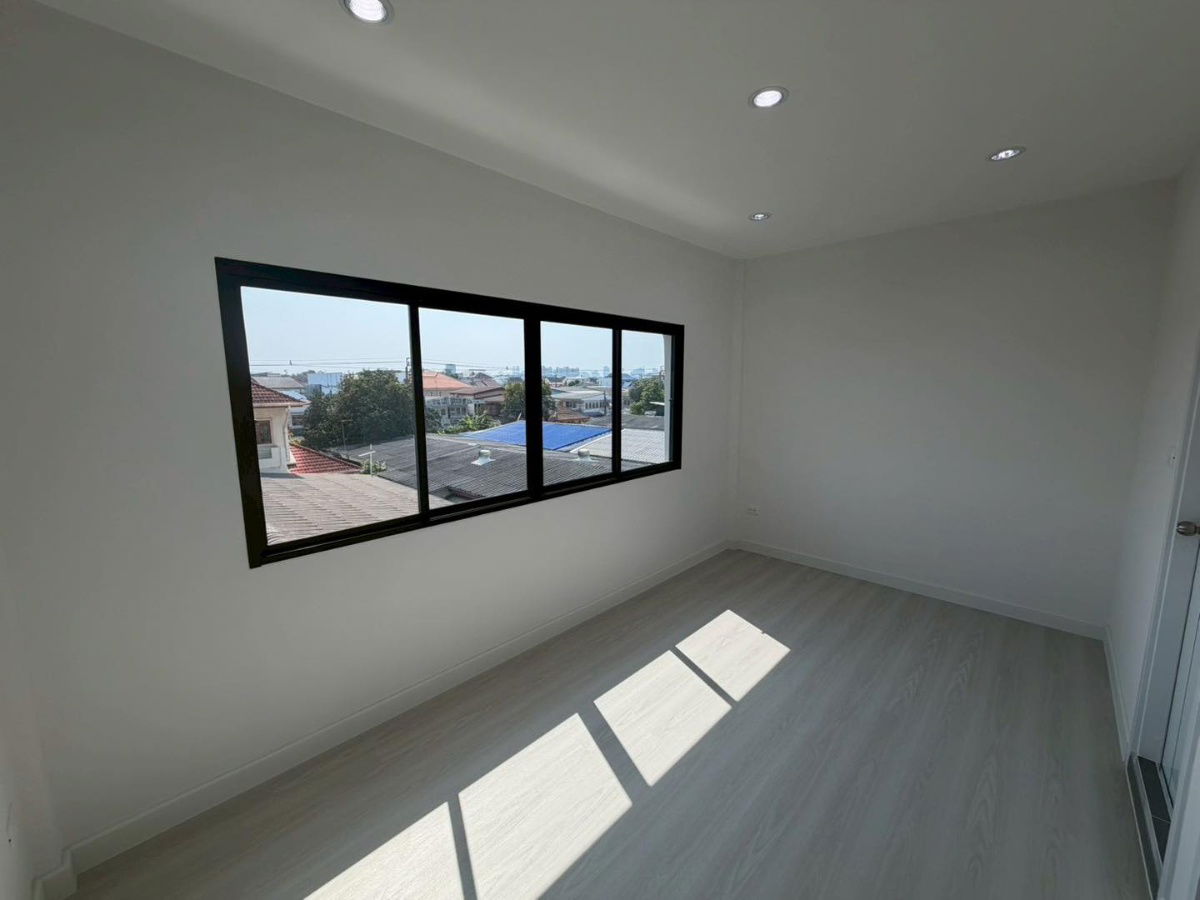 picture S958 ❤️ Bargain! 3-story split-level townhome — Soi Nak Niwas 37 (Chokchai 4), near MRT Ladprao. Only 4.49 M THB. Special offer: Free transfer fees. - 26/33