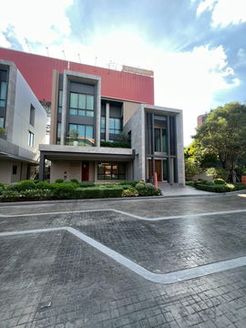 A luxurious 3-story mansion, part of the NEW SERIES at the GRAND BANGKOK BOULEVARD Yard BANGNA project. Exclusive to only 31 families. By SC ASSET.