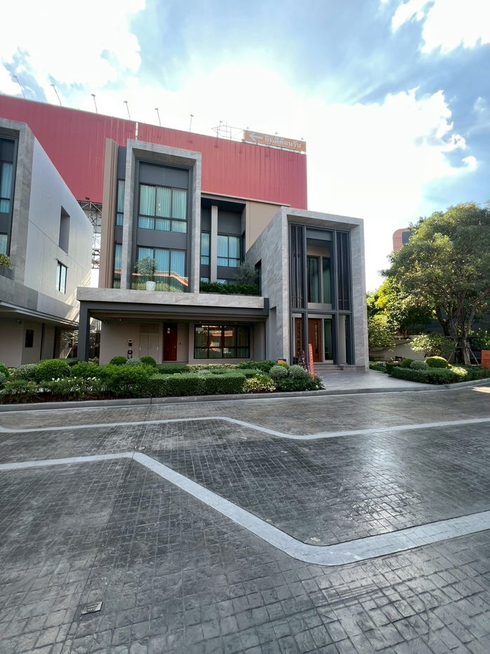 picture A luxurious 3-story mansion, part of the NEW SERIES at the GRAND BANGKOK BOULEVARD Yard BANGNA project. Exclusive to only 31 families. By SC ASSET. - 1/19