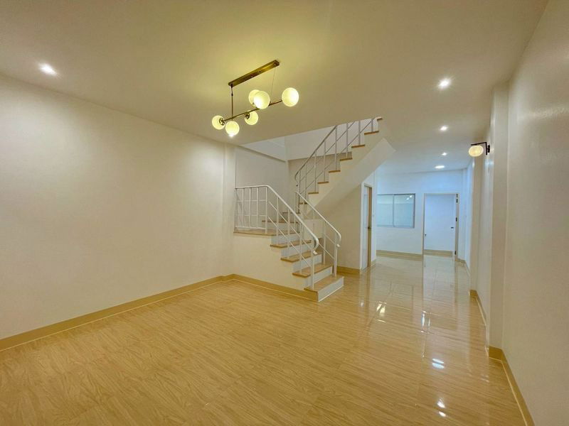 รูป ขายทาวน์เฮ้าส์ 2 ชั้น หมู่บ้านรัตนาวดี บางบัวทอง พื้นที่ 16.1 ตารางวา 2 ห้องนอน 2 ห้องน้ำ ตกแต่งใหม่พร้อมอยู่ - รูปที่ 2/11