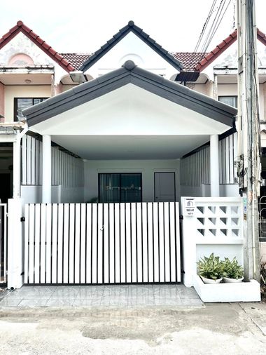 ขาย ทาวเฮ้าส์ 2 ชั้น ตกแต่งสไตล์โมเดิร์น พร้อมอยู่ จองภายใน ธ.ค. 68 ฟรีค่าใช้จ่ายวันโอนกรรมสิทธิ์