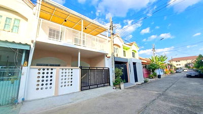 ทาวน์โฮม โรงเรียนนานาชาติเด่นหล้า : 🍃OwP'Ya131225🍃 บ้านสวยมาก ทำเลดีมาก ออกมาอีกหลังหนึ่ง  หมู่บ้านบัวทองธานี 