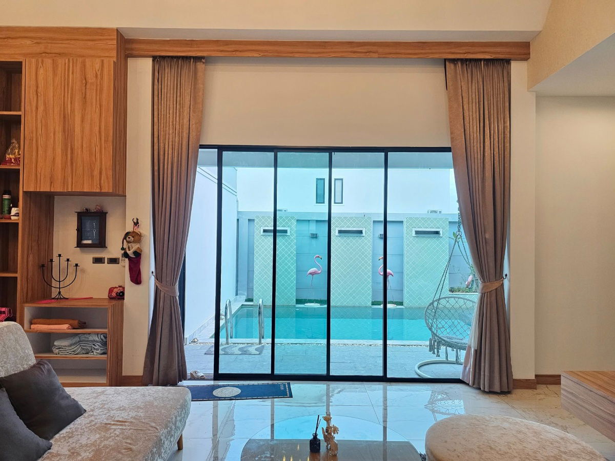 รูป พูลวิลล่านอร์ดิคในพัทยา พูลวิลล่าหรูใกล้สวนสาธารณะอ่างเก็บน้ำชากนอก ให้คุณสัมผัสบรรยากาศเงียบสงบ พร้อม 3 ห้องนอน 3 ห้องน้ำ และเฟอร์นิเจอร์ครบครัน - รูปที่ 4/25