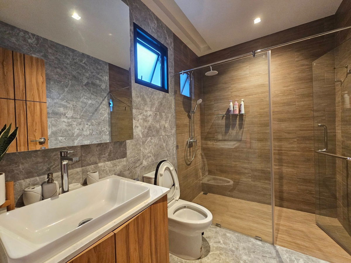 รูป พูลวิลล่านอร์ดิคในพัทยา พูลวิลล่าหรูใกล้สวนสาธารณะอ่างเก็บน้ำชากนอก ให้คุณสัมผัสบรรยากาศเงียบสงบ พร้อม 3 ห้องนอน 3 ห้องน้ำ และเฟอร์นิเจอร์ครบครัน - รูปที่ 23/25