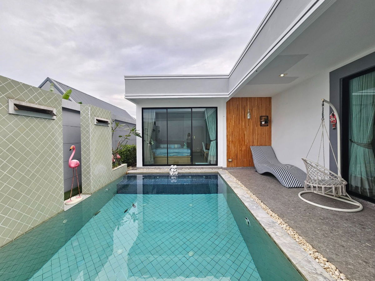 รูป พูลวิลล่านอร์ดิคในพัทยา พูลวิลล่าหรูใกล้สวนสาธารณะอ่างเก็บน้ำชากนอก ให้คุณสัมผัสบรรยากาศเงียบสงบ พร้อม 3 ห้องนอน 3 ห้องน้ำ และเฟอร์นิเจอร์ครบครัน - รูปที่ 2/25