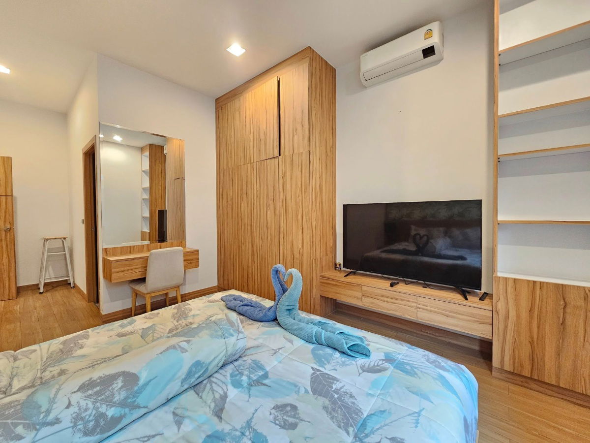 รูป พูลวิลล่านอร์ดิคในพัทยา พูลวิลล่าหรูใกล้สวนสาธารณะอ่างเก็บน้ำชากนอก ให้คุณสัมผัสบรรยากาศเงียบสงบ พร้อม 3 ห้องนอน 3 ห้องน้ำ และเฟอร์นิเจอร์ครบครัน - รูปที่ 18/25