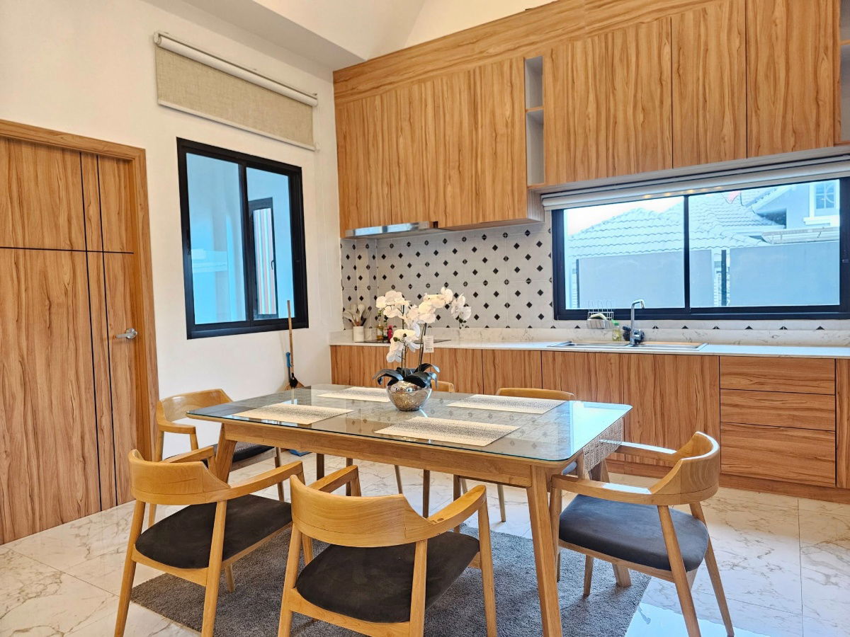 รูป พูลวิลล่านอร์ดิคในพัทยา พูลวิลล่าหรูใกล้สวนสาธารณะอ่างเก็บน้ำชากนอก ให้คุณสัมผัสบรรยากาศเงียบสงบ พร้อม 3 ห้องนอน 3 ห้องน้ำ และเฟอร์นิเจอร์ครบครัน - รูปที่ 6/25